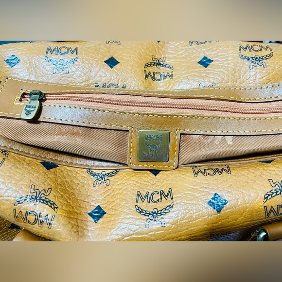 👜 MCM Visetos Cognac  Medium Boston Bag, with Lady Lion - 2-way bag - Picture 12 of 15